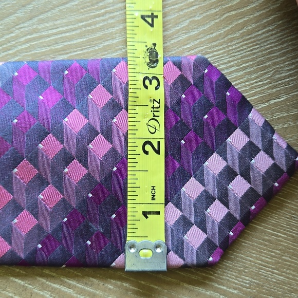 Arrow 3-D looking squares necktie. - Picture 6 of 6